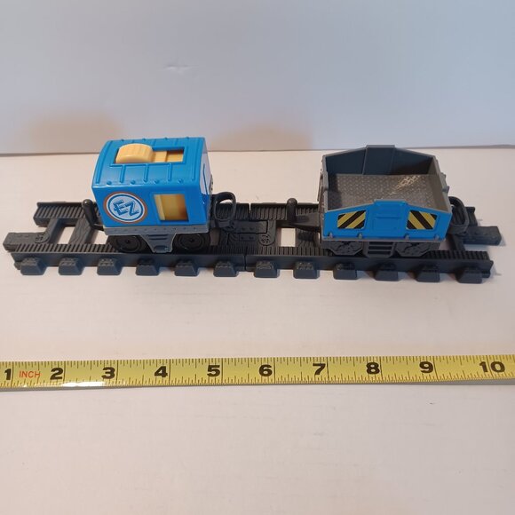 2015 Fisher Price EZ Play 2 Train Cars and 2 Tracks - Picture 1 of 7